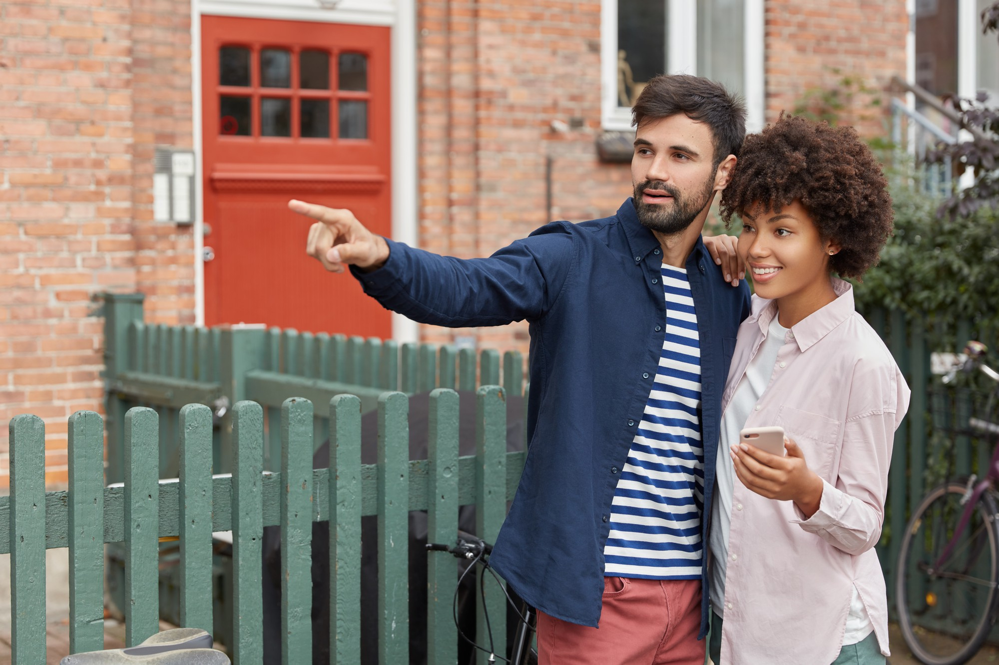 What Homebuyers Notice First When Viewing a Home in Bright Daylight